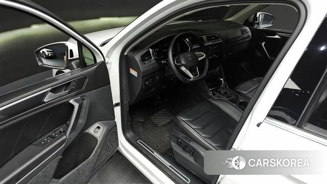 Volkswagen Tiguan second Generation 2022 Белый из Кореи, фото 2