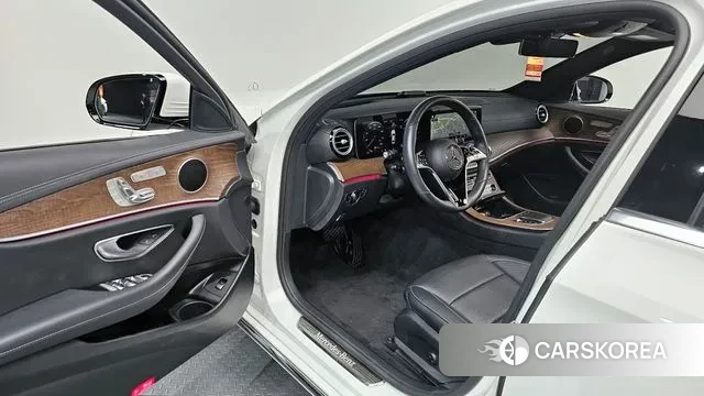 Mercedes-Benz E-Class W213 2022 Белый из Кореи, фото 2