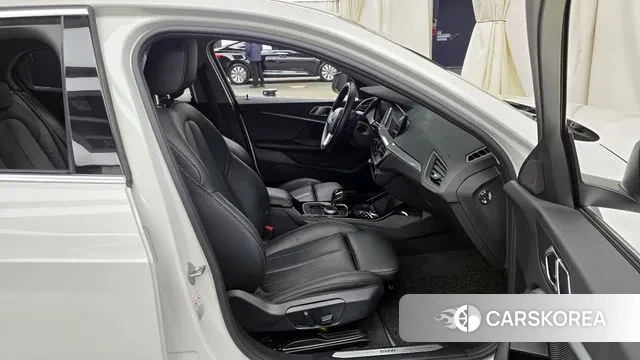 BMW 1 Series (F40) 2022 Белый из Кореи, фото 2