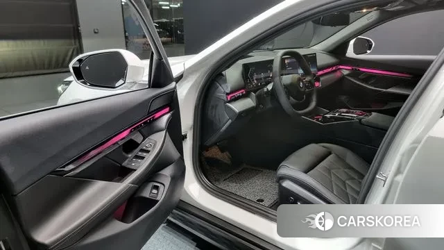 BMW 5 Series (G60) 2025 Белый из Кореи, фото 2