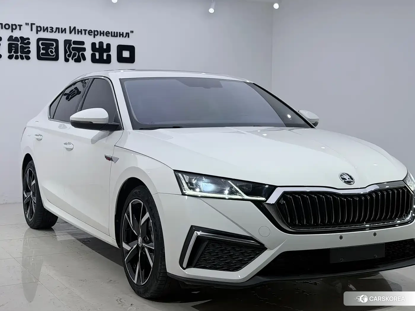 Skoda Octavia 2023 Белый из Китая, фото 2