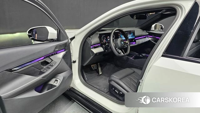 BMW 5 Series (G60) 2025 Белый из Кореи, фото 2