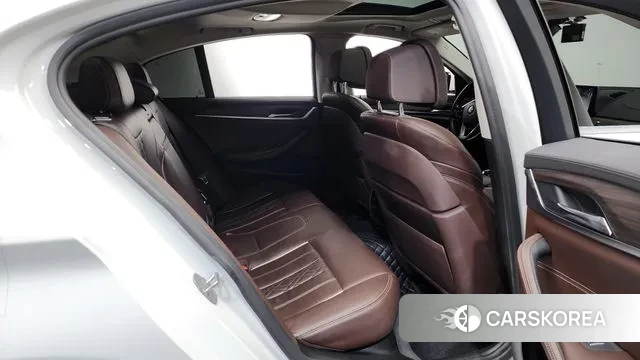 BMW 5 Series (G30) 2018 Белый из Кореи, фото 2