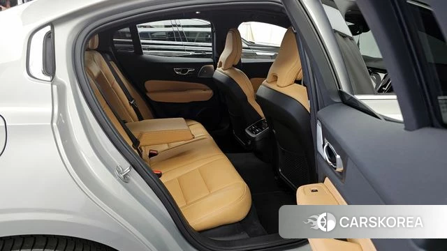 Volvo S60 3rd generation 2023 Серебряный из Кореи, фото 2