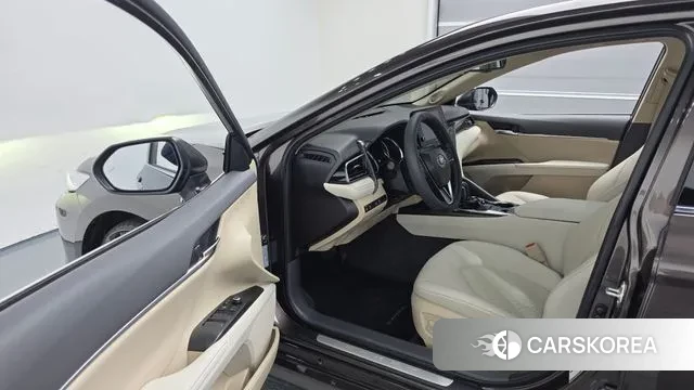 Toyota Camry (XV70) 2021 Песочный из Кореи, фото 2