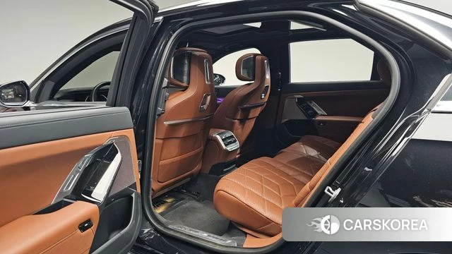 BMW 7 Series (G70) 2023 Черный из Кореи, фото 2