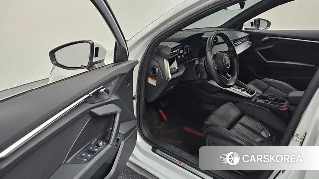 Audi A3 (8Y) 2023 Белый из Кореи, фото 2