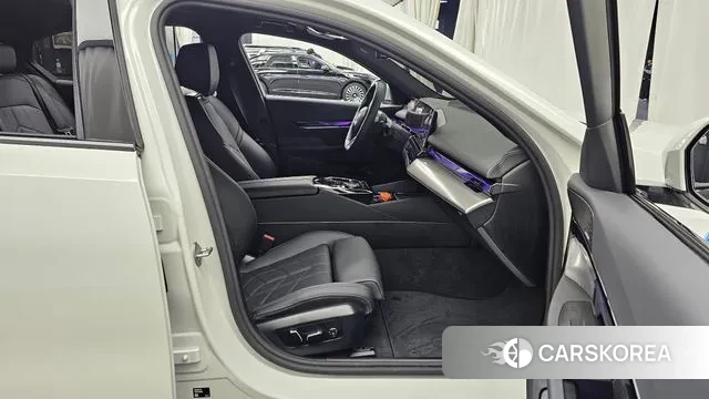 BMW 5 Series (G60) 2025 Белый из Кореи, фото 2