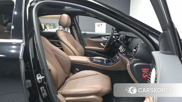 Mercedes-Benz E-Class W213 2023 Черный из Кореи, фото 2