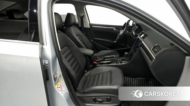 Volkswagen The New Passat 2018 Серебряный из Кореи, фото 2