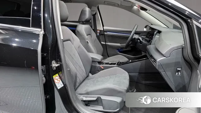 Volkswagen Golf 8th Generation 2024 Черный из Кореи, фото 2