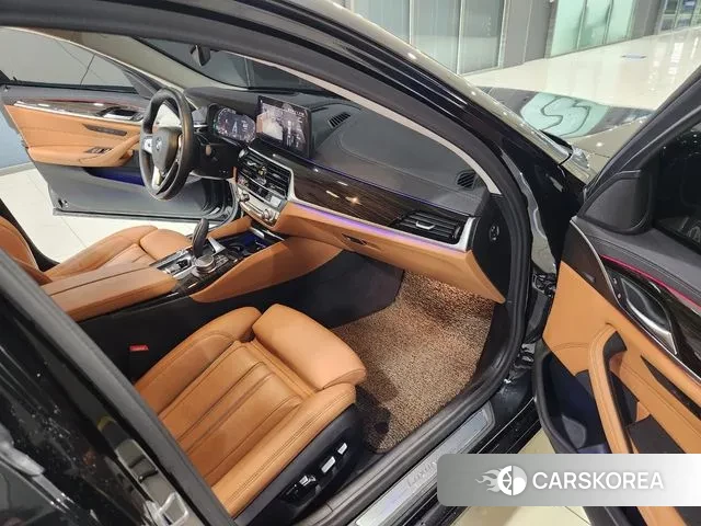 BMW 5 Series (G30) 2023 Черный из Кореи, фото 2