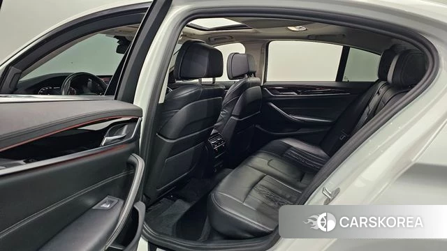 BMW 5 Series (G30) 2019 Белый из Кореи, фото 2