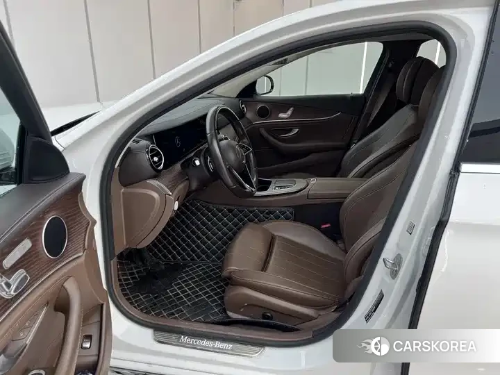 Mercedes-Benz E-Class 2023 Белый из Китая, фото 2
