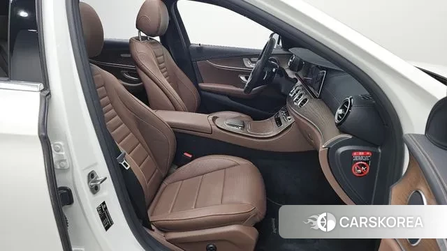 Mercedes-Benz E-Class W213 2022 Белый из Кореи, фото 2