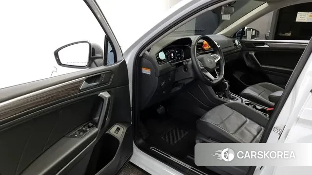 Volkswagen Tiguan Allspace 2023 Белый из Кореи, фото 2