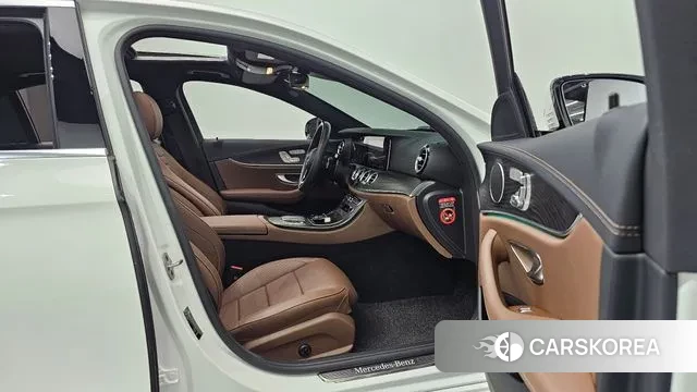 Mercedes-Benz E-Class W213 2023 Белый из Кореи, фото 2