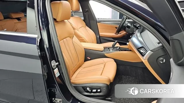 BMW 5 Series (G30) 2023 Черный из Кореи, фото 2