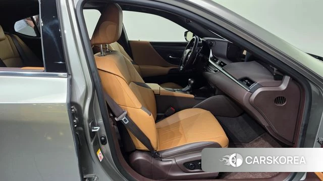 Lexus ES300h 7th generation 2018 Песочный из Кореи, фото 2