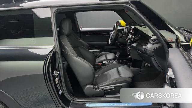 Mini Cooper Electric 2023 Черный из Кореи, фото 2