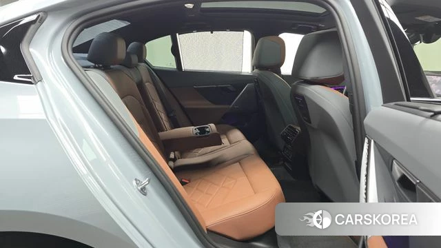 BMW 5 Series (G60) 2024 Серебристо-серый из Кореи, фото 2