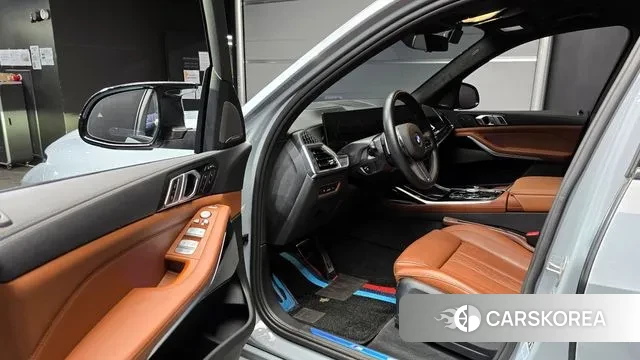 BMW X7 (G07) 2024 Светло-серебряный цвет из Кореи, фото 2