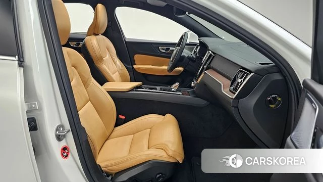 Volvo S60 3rd generation 2023 Белый из Кореи, фото 2