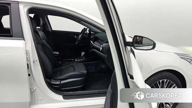 Kia The New K3 2nd generation 2023 Белый из Кореи, фото 2