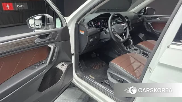 Volkswagen Tiguan Allspace 2023 Белый из Кореи, фото 2