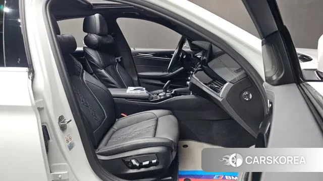 BMW 5 Series (G30) 2022 Белый из Кореи, фото 2