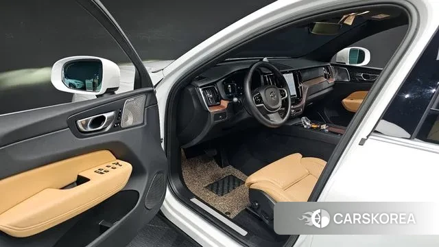 Volvo XC60 second Generation 2023 Белый из Кореи, фото 2