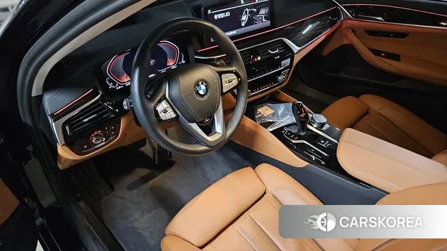 BMW 5 Series (G30) 2023 Серебристо-серый из Кореи, фото 2