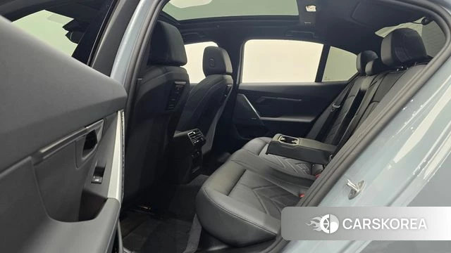 BMW 5 Series (G60) 2025 Цвет галактики из Кореи, фото 2