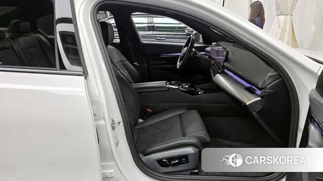 BMW 5 Series (G60) 2023 Белый из Кореи, фото 2