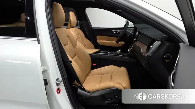 Volvo XC60 second Generation 2022 Белый из Кореи, фото 2