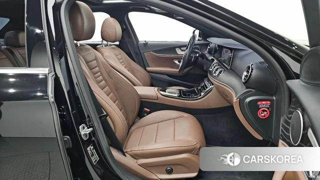 Mercedes-Benz E-Class W213 2023 Черный из Кореи, фото 2