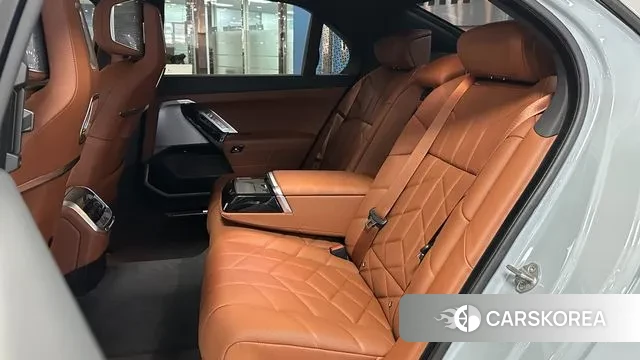 BMW 7 Series (G70) 2024 Светло-серебряный цвет из Кореи, фото 2