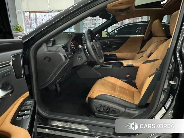 Lexus ES300h 7th generation 2024 Черный из Кореи, фото 2