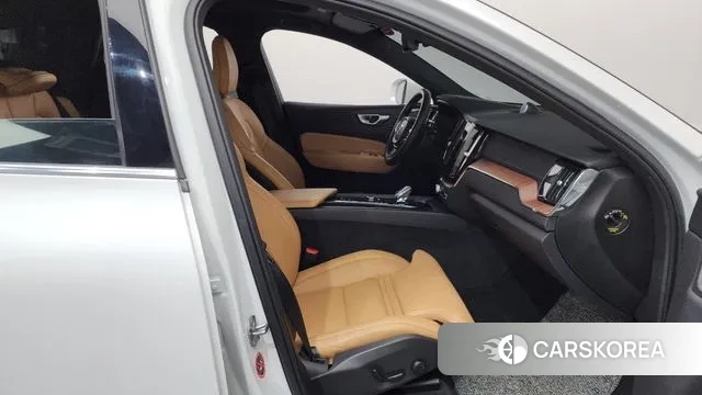 Volvo XC60 second Generation 2024 Белый из Кореи, фото 2