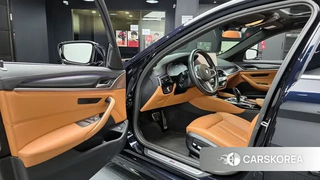 BMW 5 Series (G30) 2023 Черный из Кореи, фото 2