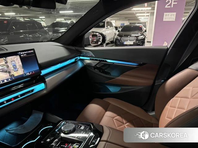 BMW 5 Series (G60) 2026 Светло-серебряный цвет из Кореи, фото 2