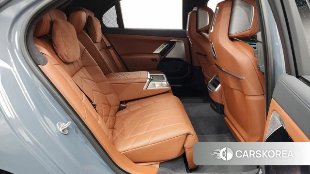 BMW 7 Series (G70) 2023 Светло-серебряный цвет из Кореи, фото 2