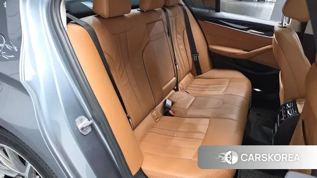 BMW 5 Series (G30) 2018 Светло-серебряный цвет из Кореи, фото 2