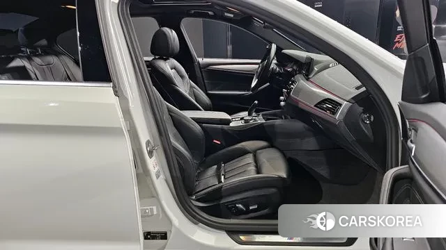 BMW 5 Series (G30) 2018 Белый из Кореи, фото 2