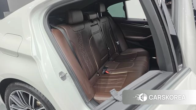 BMW 5 Series (G30) 2018 Белый из Кореи, фото 2