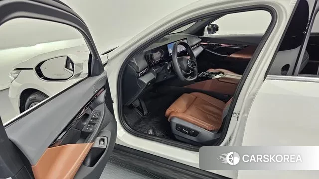 BMW 5 Series (G60) 2023 Белый из Кореи, фото 2