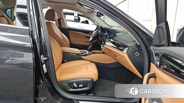 BMW 5 Series (G30) 2018 Серый из Кореи, фото 2