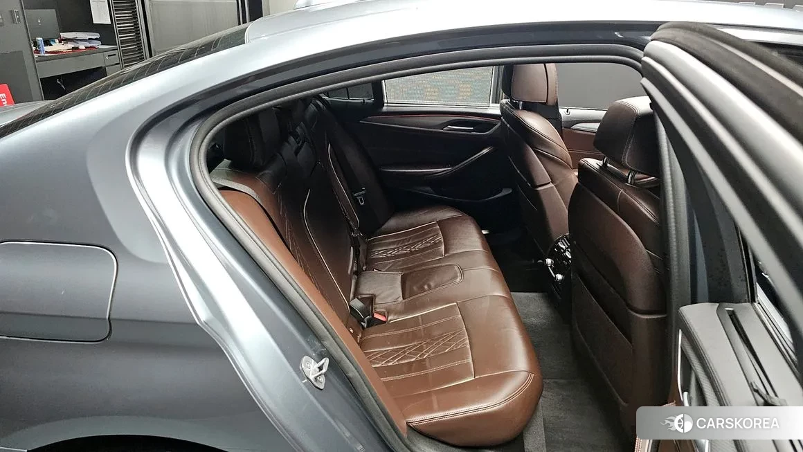 BMW 5 Series (G30) 2019 Серебристо-серый из Кореи, фото 2