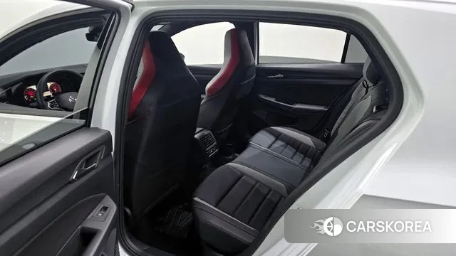 Volkswagen Golf 8th Generation 2023 Белый из Кореи, фото 2