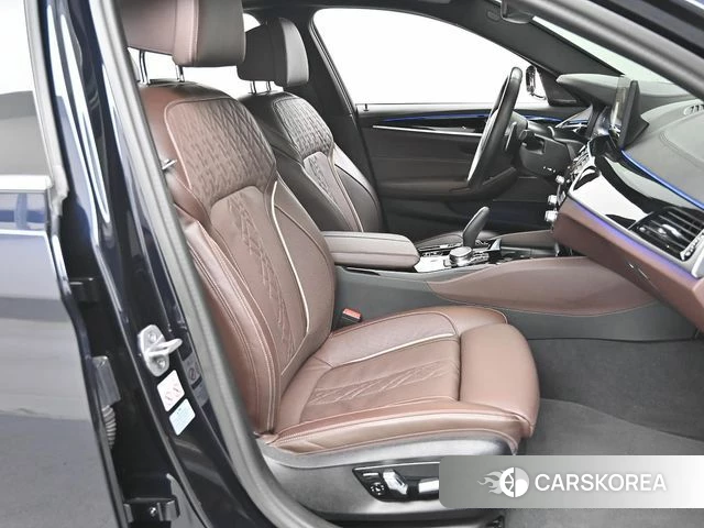 BMW 5 Series (G30) 2023 Черный двухцветный из Кореи, фото 2